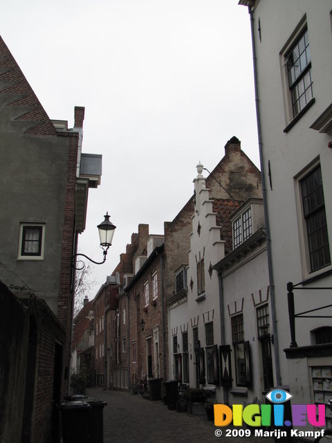 SX02873 Old houses on Muurhuizen